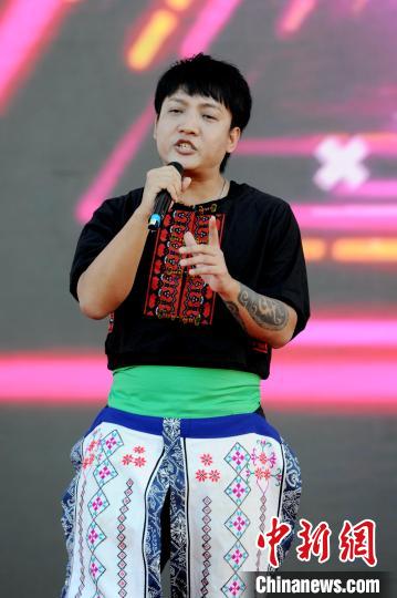 台湾歌手献唱闽南语歌曲《浪子回头》。　张金川 摄