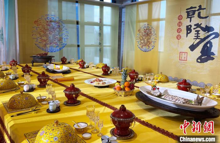 扬州十大名宴展示，一席一格、一菜一味，尽显精致扬州淮扬美食的独特魅力。　崔佳明 摄