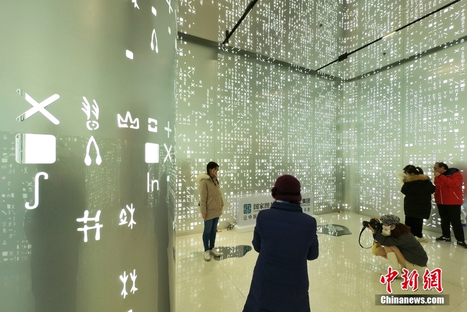 天津举行甲骨文创意展 观众感受文字的演变历程
