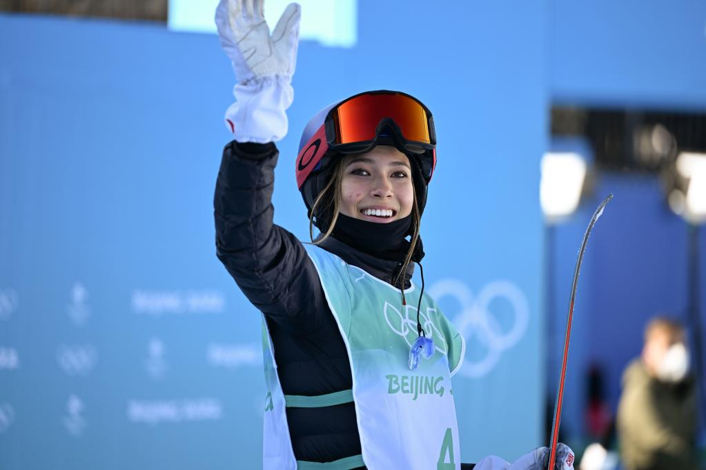 中国选手谷爱凌在北京冬奥会自由式滑雪女子大跳台决赛中夺得金牌