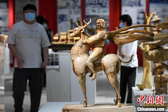 湖南高校举行毕业设计展示周 展学生工匠精神