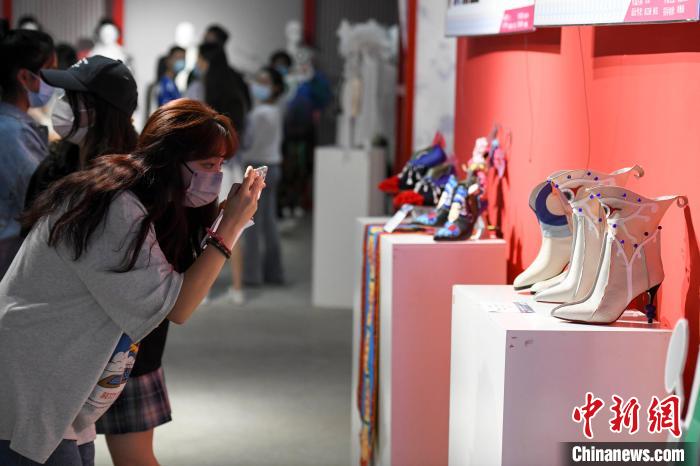 湖南高校举行毕业设计展示周 展学生工匠精神