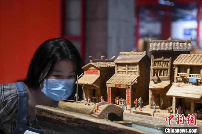 湖南高校举行毕业设计展示周 展学生工匠精神