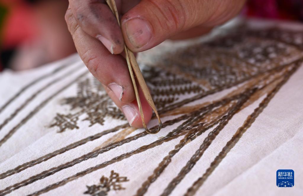 这是活动上展示的苗族传统刺绣蜡染技艺（6月11日摄）。
