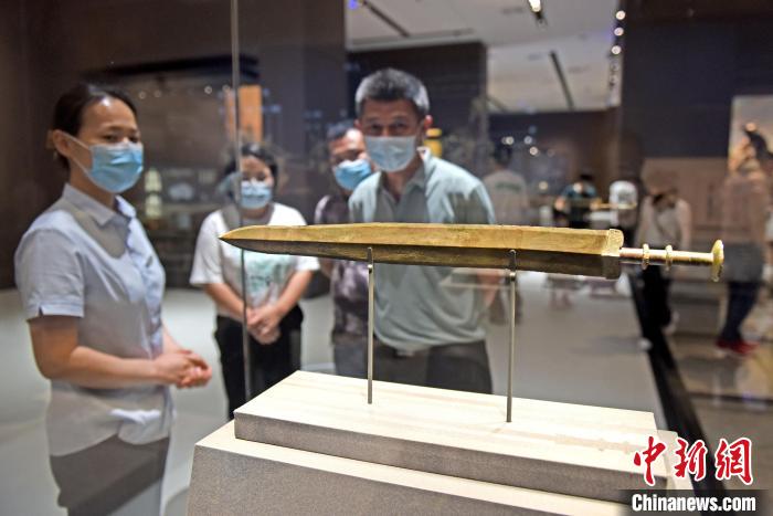 6月11日，安徽淮南市民在寿县安徽楚文化博物馆内欣赏国宝“越王者旨于赐”剑。　陈彬 摄