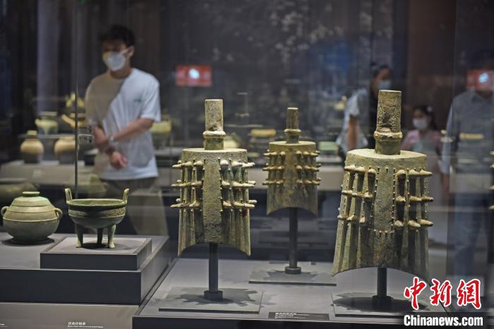 6月11日，安徽淮南市民在寿县安徽楚文化博物馆内欣赏国宝青铜器。　陈彬 摄