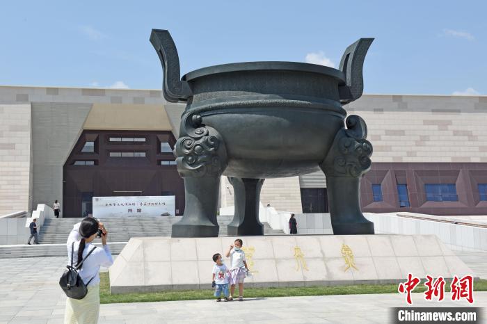 6月11日，安徽楚文化博物馆正式开馆，市民参观拍照留念。 陈彬 摄