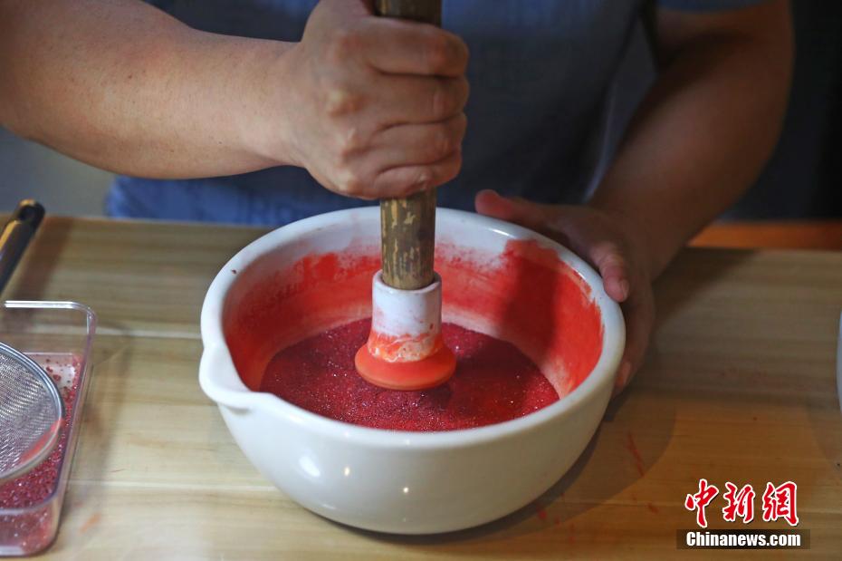 印泥怎么做？探秘“华夏笔都”手工印泥技艺