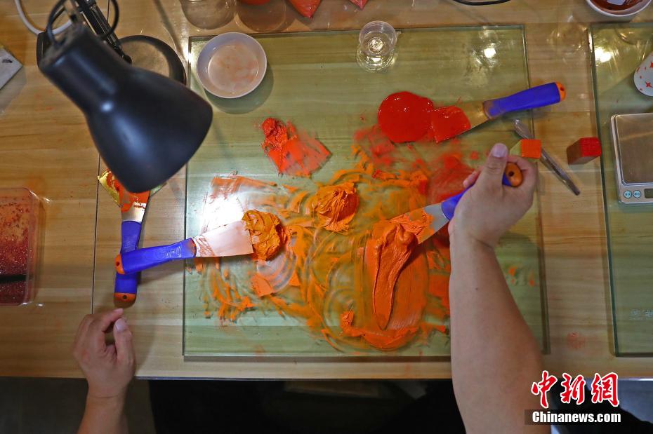 印泥怎么做？探秘“华夏笔都”手工印泥技艺