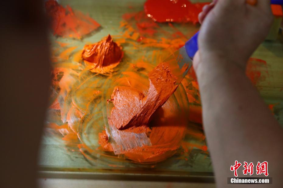 印泥怎么做？探秘“华夏笔都”手工印泥技艺