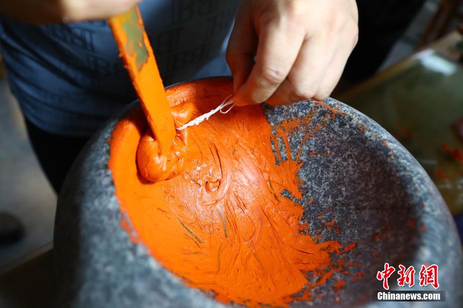 印泥怎么做？探秘“华夏笔都”手工印泥技艺