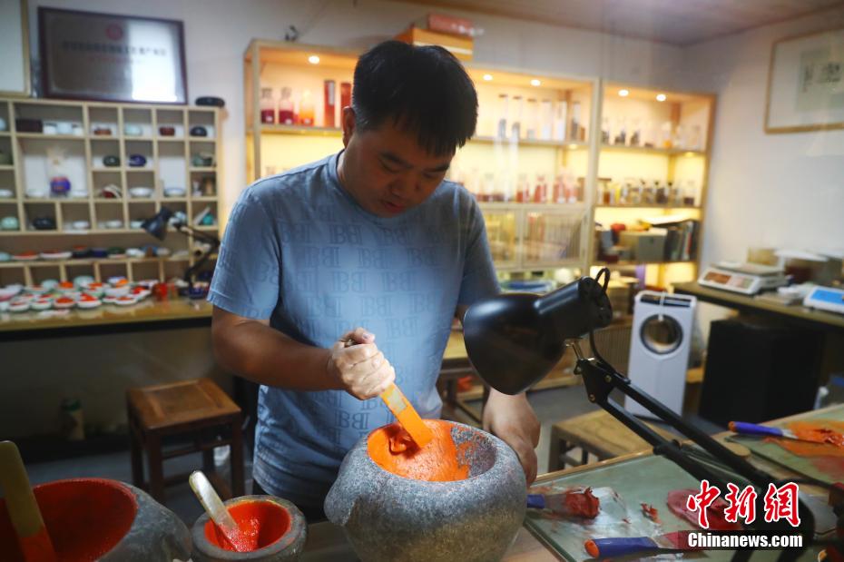 印泥怎么做？探秘“华夏笔都”手工印泥技艺