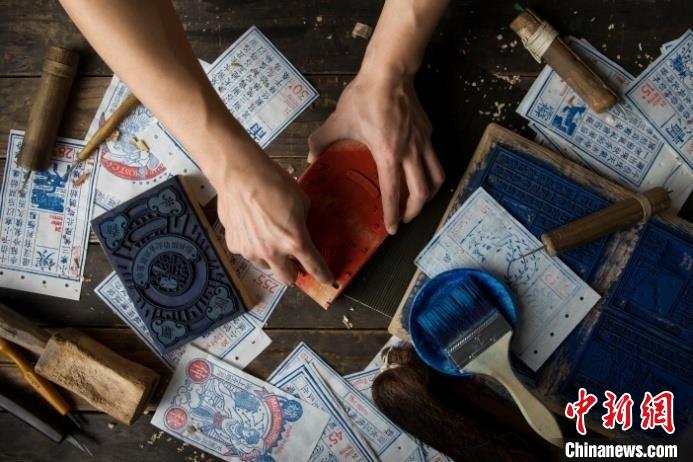 古稀非遗传承人“一刀一版”刻印年画 近三千块版凝“匠心”坚守
