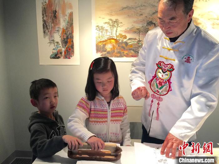古稀非遗传承人“一刀一版”刻印年画 近三千块版凝“匠心”坚守