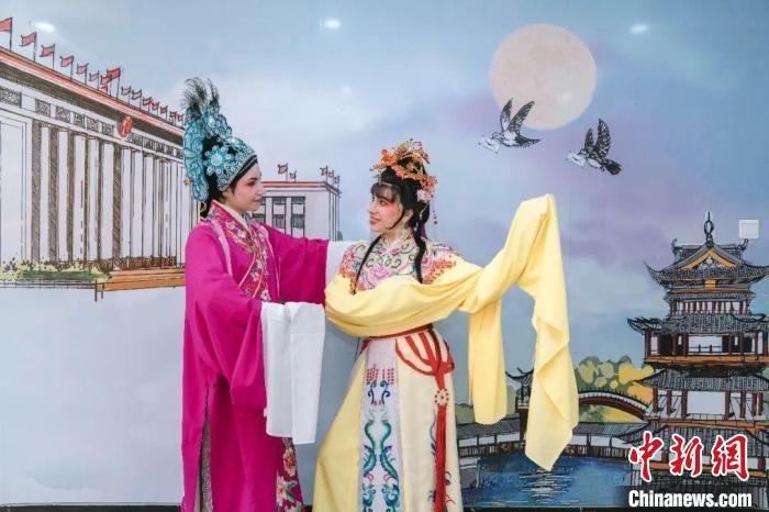 浙江义乌外籍人士学唱越剧感受中国传统文化