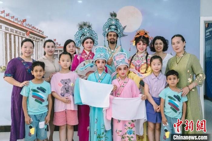 浙江义乌外籍人士学唱越剧 感受中国传统文化