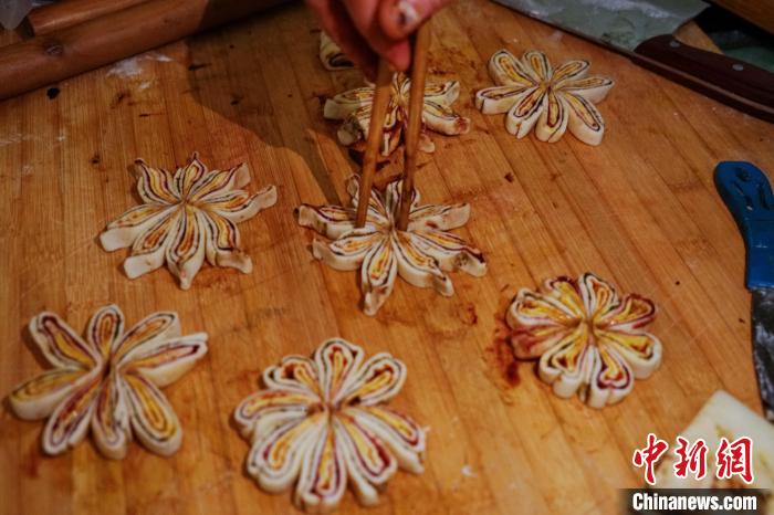 青海传统蒸笼“开花”月饼：延续家乡的味道