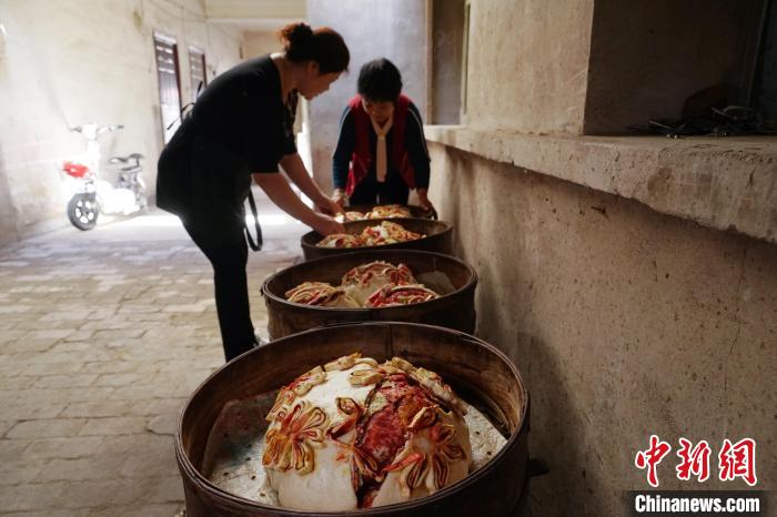 青海传统蒸笼“开花”月饼：延续家乡的味道