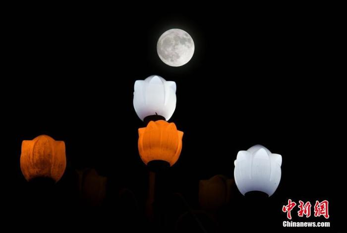 资料图：中秋之夜，福州圆月当空照。<a target=