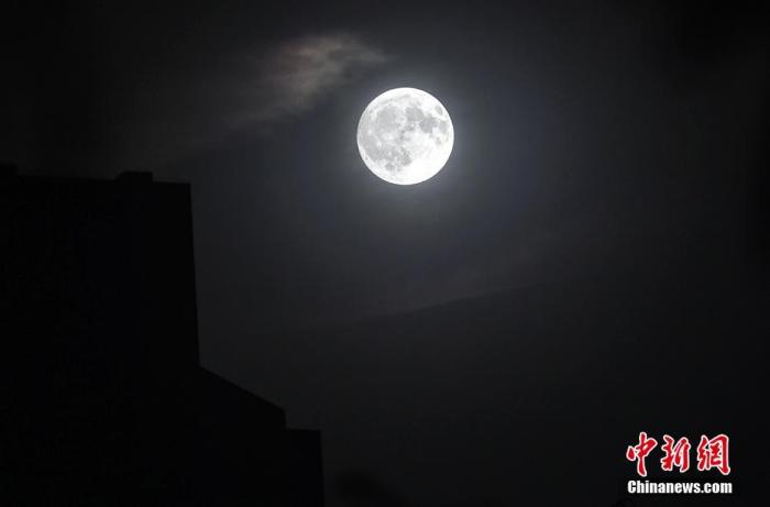 资料图：北京，一轮明月当空照，中秋之夜月亮圆。 <a target=