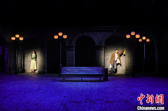 “两个人”的话剧《长椅》上演致敬中国小剧场话剧诞生40年