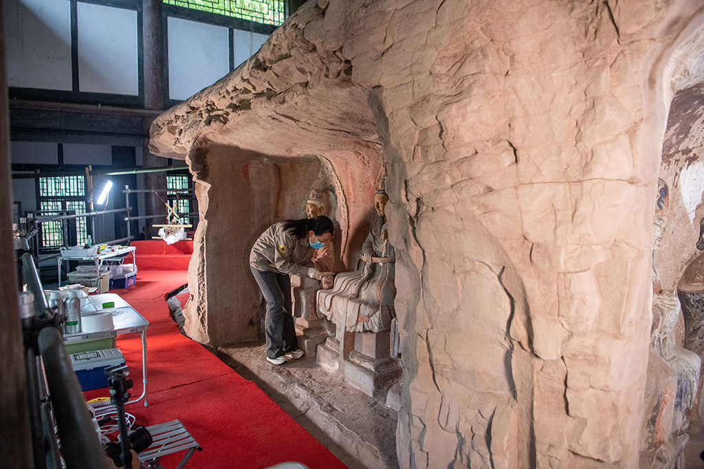 9月22日，大足石刻研究院保护工程中心的工作人员对舒成岩摩崖造像进行本体修复。