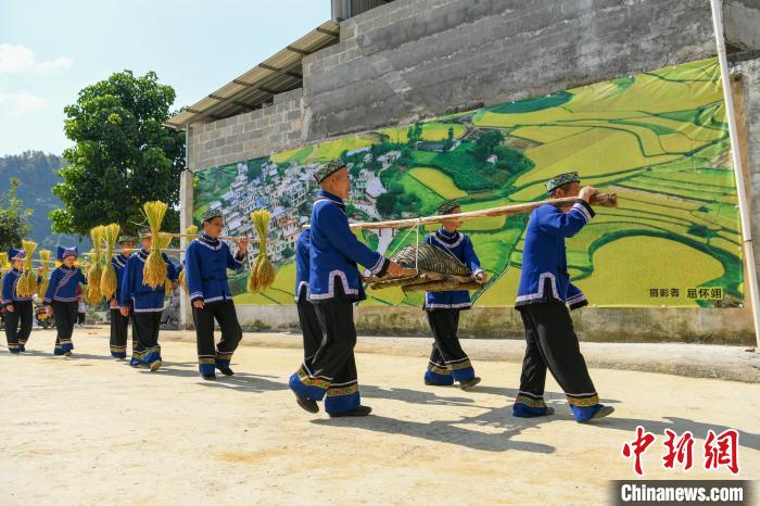 图为村民挑“粽王”祭祖。　黄少将 摄