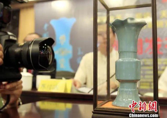 资料图：一件“官”字款天青色花觚柴瓷亮相上海华瓷文化发展研究院上海分院成立大会。潘索菲 摄