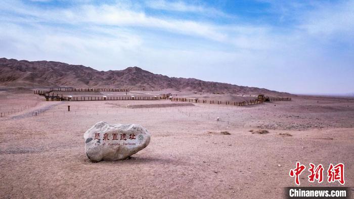 甘肃两处知名丝路遗址开建旅游路 畅连大敦煌文旅圈东线景群 2022年3月10日,甘肃敦煌市悬泉置遗址保护利用项目基础设施工程开工建设。 王斌银 摄