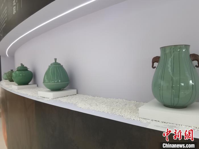 单霁翔谈龙泉青瓷:当好“文化使者” 更加触手可及 龙泉青瓷 周健 摄