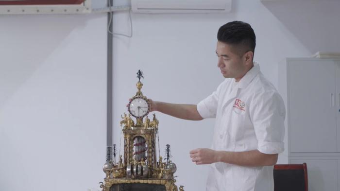 他在故宫修钟表：成为“时间修复师”的背后