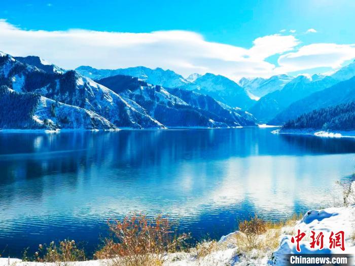 冬日里新疆天山天池宛如冰雪童话世界