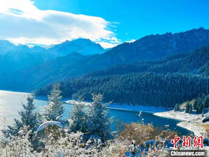 雪后的新疆天山天池清澈净透中露出婉约之美。　刘文艺 摄