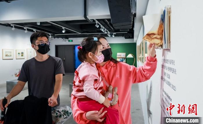 参观展览的一家人。　上海宝山国际民间艺术博览馆 供稿 摄