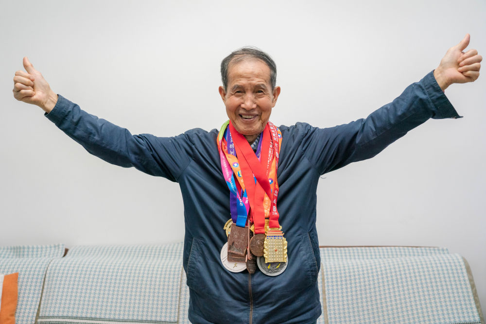 “86岁，依然能跑，依然在跑”——2022北京马拉松最后一名完赛者的故事