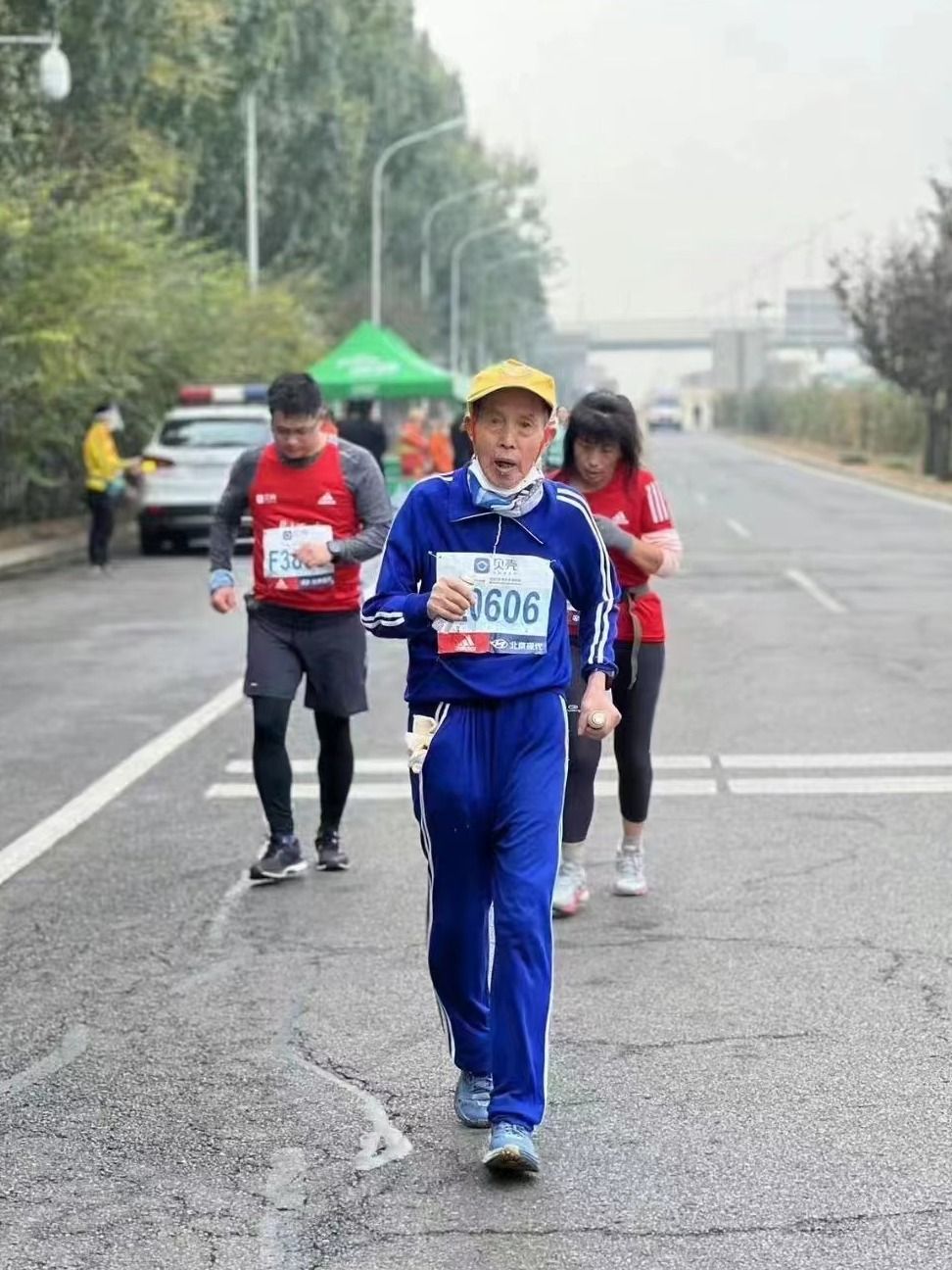 “86岁，照旧能跑，照旧在跑”——2022北京马拉松末尾一名完赛者的故事