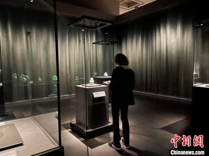 图为当地时间11月22日，参观者在韩国国立中央博物馆高丽青瓷陈列馆的预展上参观。　万佳欣 摄