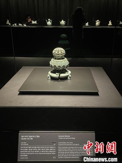 图为本地时辰11月22日，中心韩国国立中心博物馆高丽青瓷摆设馆预展上的博物展品。　万佳欣 摄