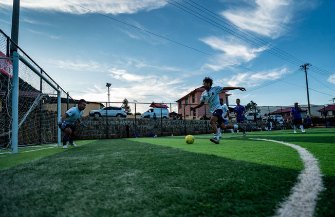 新华全媒+ | 赤脚踢球、竹子当球门……看看这个村的村平易近有多爱足球