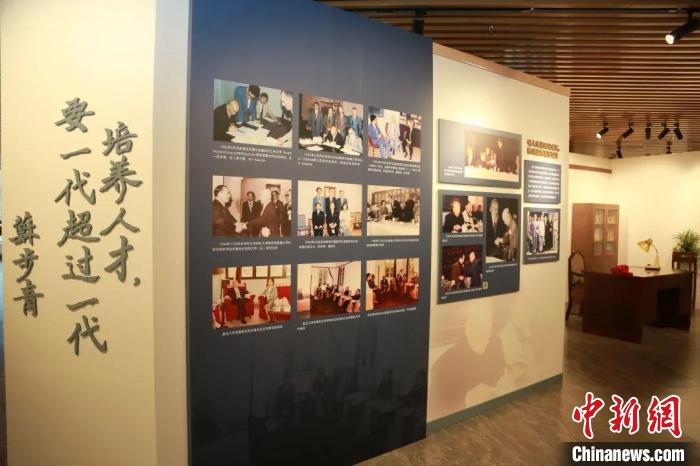 记念苏步青诞辰120周年：420余件展品多面掩饰大年夜师的人生