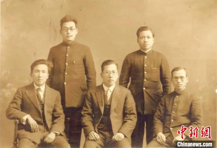 1927年陈建功(左一)、苏步青(右二)等人在日本仙台合影。　复旦大年夜学供图