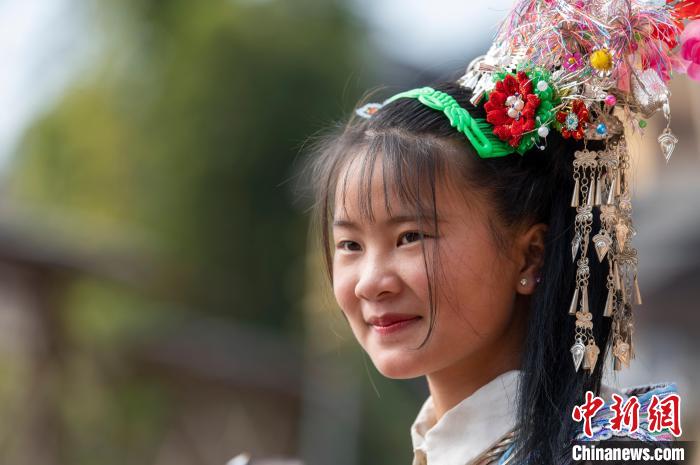 在贵州省从江县丙妹镇大歹苗寨，苗族姑娘在观看吹芦笙。　吴德军 摄