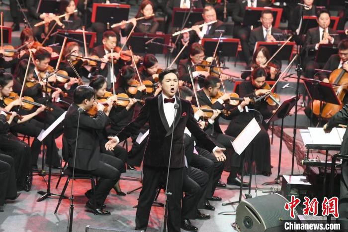 音乐会由著名指挥家余隆执棒，中国爱乐乐团、长沙交响乐团联袂演奏，王传越、么红等歌唱家倾情演绎。　杨华峰 摄