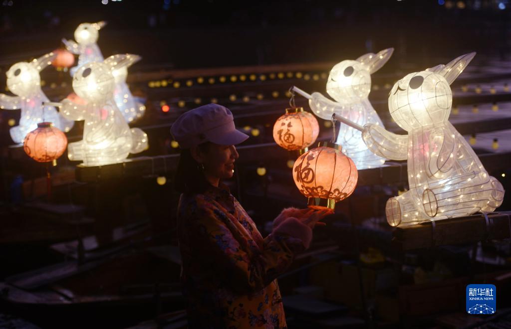“玉兔灯”点亮杭州西湖