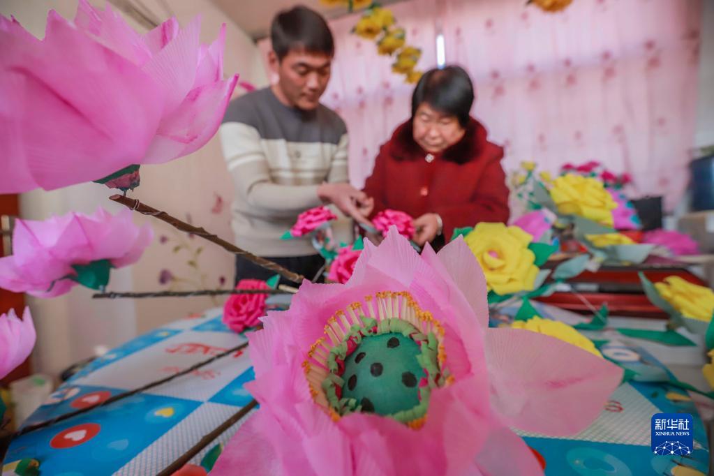 赶制传统跑花灯迎元宵