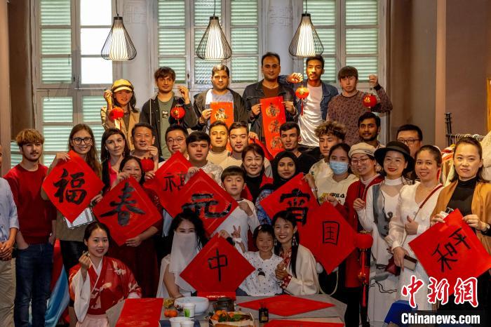“老外”爱过中国年：向往传统文化 紧抓发展机遇