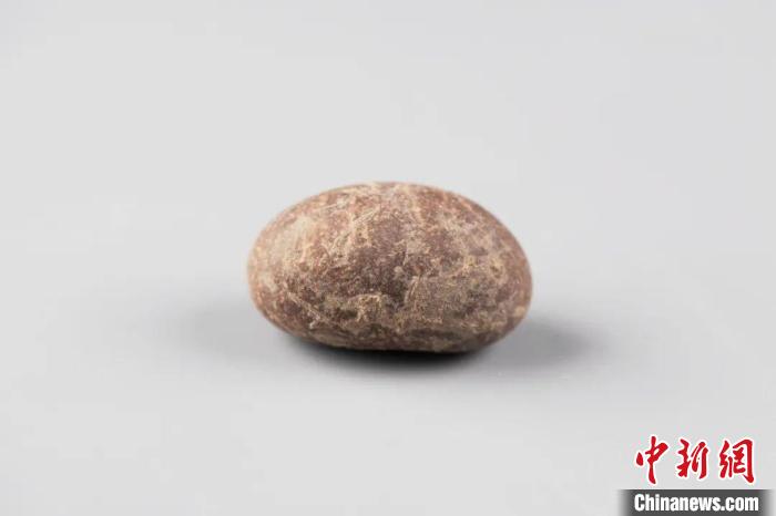 距今6000多年的石制蚕茧。(资料图) 吉林大学供图