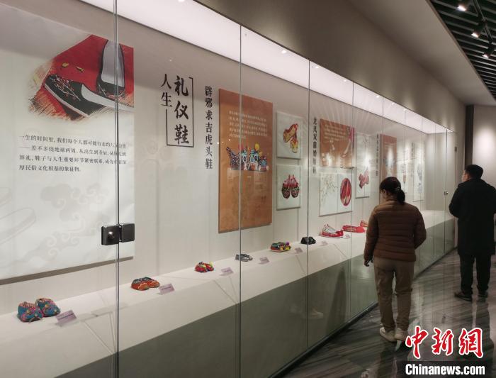 图为民众参观河南睢县“中国鞋都博物馆”。　刘鹏 摄