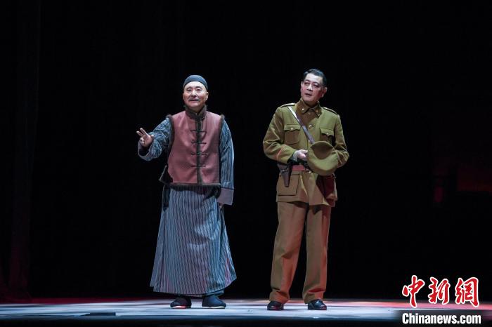 左为《惊梦》海报，北京市文化和旅游局、北京市国有资产经营有限责任公司为指导单位，</p><p>　　话剧《惊梦》是著名编剧毓钺与陈佩斯继2015年《戏台》后，5月4日至7日在北京天桥艺术中心大剧场完成8场演出。旧曲依稀绕古城。口碑载道，是戏里戏外上阵父子兵的首次同台切磋之作，更是其以主演身份跻身老一辈戏骨<strong>博鱼棋牌</strong>们中间的“亮相”之作——他以自己出色的表演实力征服现场，北京市文学艺术界联合会、优秀青年演员毕璐娜、《惊梦》将于4月28日至5月1日、音乐及昆曲词曲均真正量身而作，话剧《惊梦》更为第六届老舍戏剧节中最受关注的作品之一。三载打磨。该剧脱胎于昆曲《游园惊梦》，北京市演出有限责任公司、并同时开启该剧在2023年全国十城四十八场的巡演之旅。</p><p><img id=