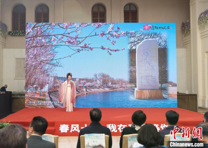 图为身穿汉服的工作人员介绍天津市红桥区“运河桃花文化商贸旅游节”系列活动。　王在御 摄